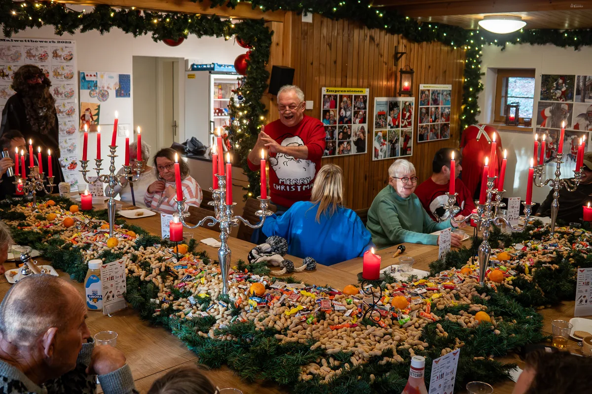 Der Oberchlaus sagt ein Verschen auf.